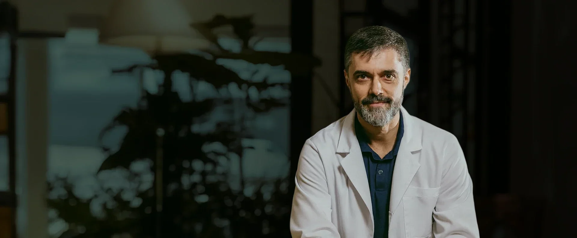 Dr. Fabiano Hahn Souza, oncologista clínico, de jaleco branco